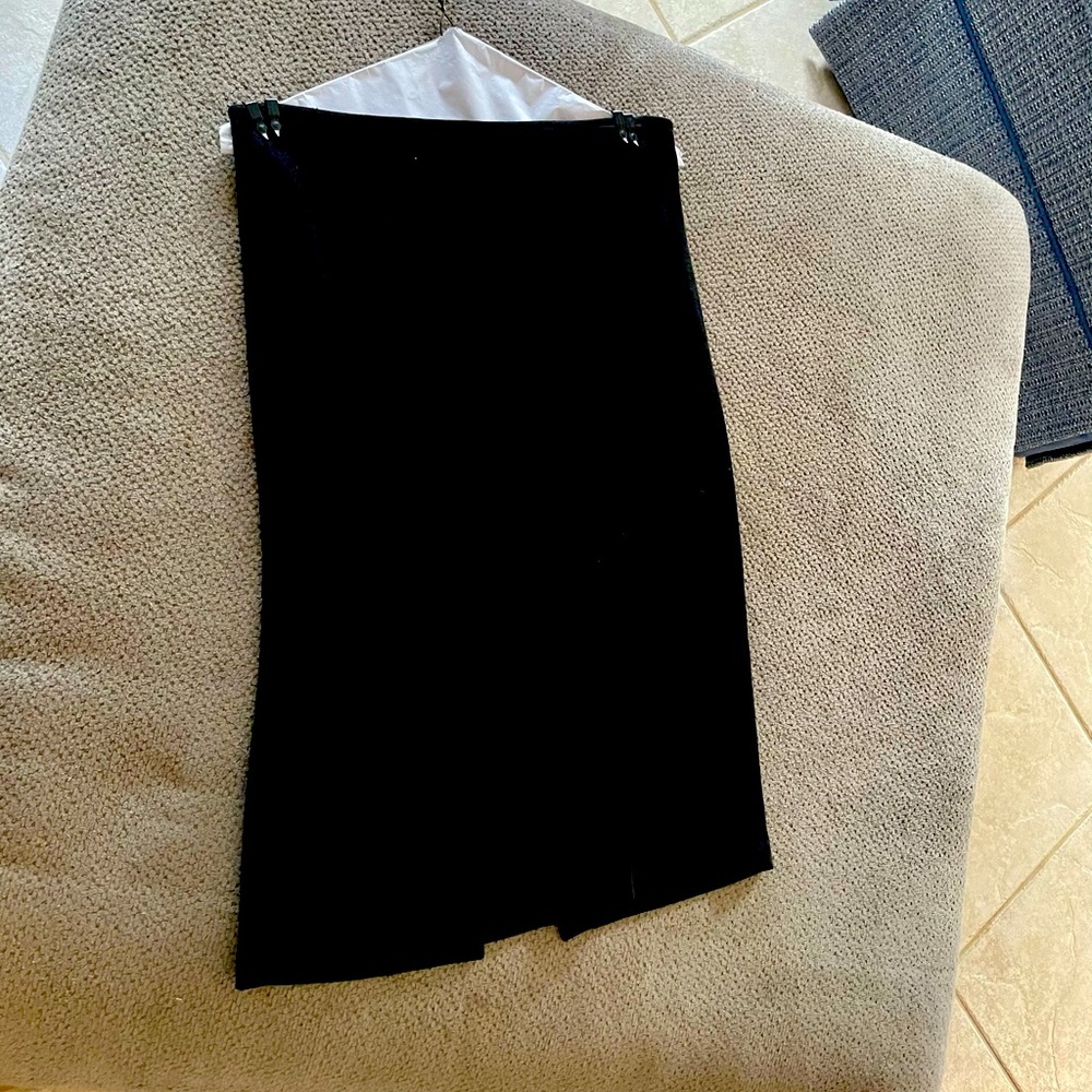 St John Knit black Size 8 knee length skirt